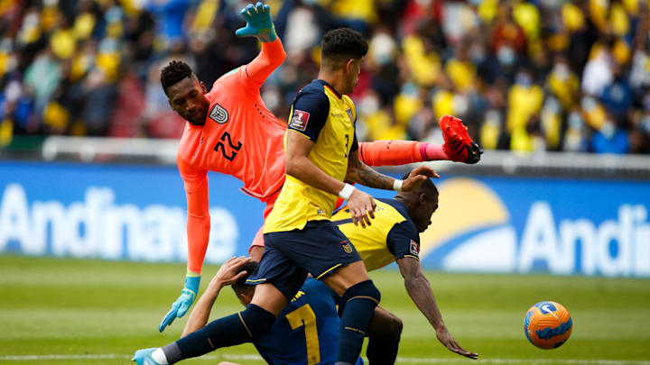 El brasileño recibió una brutal patada en el cuello del portero ecuatoriano