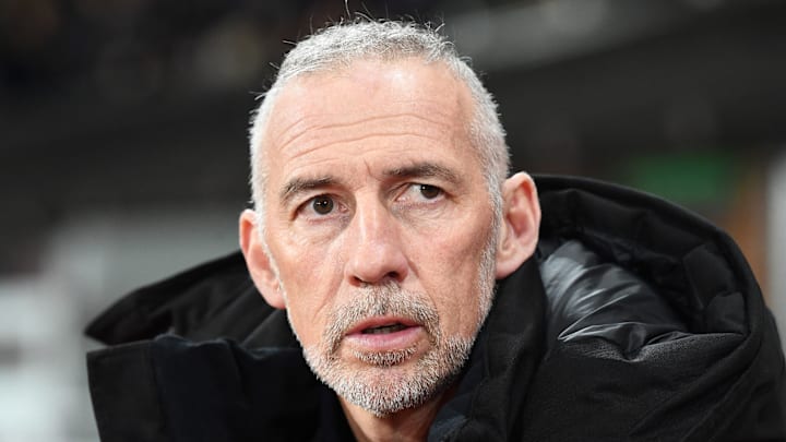 Le nouvel entraîneur du Stade Brestois Eric Roy a assisté à la scène depuis le bord de la pelouse