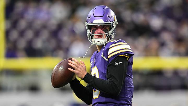 Minnesota Vikings quarterback J.J. McCarthy (9) warms up before the game against the Green Bay Packers at U.S. Bank Stadium. Minnesota Vikings quarterback J.J. McCarthy (9) warms up before the game against the Green Bay Packers at U.S. Bank Stadium.