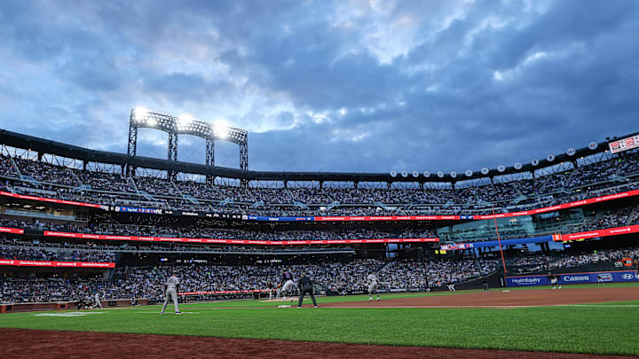 May 15, 2026; New York City, New York, USA; New York Mets pitcher Clay Holmes (35) delivers a pitch during the second inning against New York Yankees third baseman Ryan McMahon (19) at Citi Field. Mandatory Credit: Vincent Carchietta-Imagn Images May 15, 2026; New York City, New York, USA; New York Mets pitcher Clay Holmes (35) delivers a pitch during the second inning against New York Yankees third baseman Ryan McMahon (19) at Citi Field. Mandatory Credit: Vincent Carchietta-Imagn Images