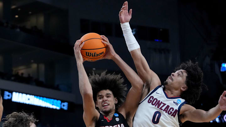 Mar 20, 2025; Wichita, KS, USA; Georgia Bulldogs forward Asa Newell (14) and Gonzaga Bulldogs guard Ryan Nembhard (0) fight for a rebound in the first half of a first round men’s NCAA Tournament game at Intrust Bank Arena. Mandatory Credit: Kirby Lee-Imagn Images Mar 20, 2025; Wichita, KS, USA; Georgia Bulldogs forward Asa Newell (14) and Gonzaga Bulldogs guard Ryan Nembhard (0) fight for a rebound in the first half of a first round men’s NCAA Tournament game at Intrust Bank Arena. Mandatory Credit: Kirby Lee-Imagn Images