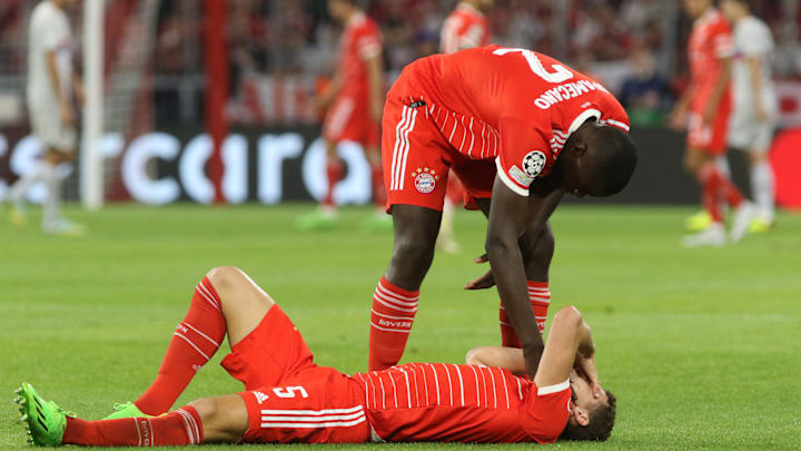 Dayot Upamecano kümmert sich um den angeschlagenen Benjamin Pavard. Beide Verteidiger stehen am Wochenende wieder zur Verfügung.