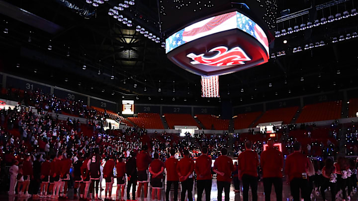 Mar 5, 2022; Pullman, Washington, USA; Washington State Cougars men   s basketball team stand for the National Anthem before a game against the Oregon Ducks at Friel Court at Beasley Coliseum. Mandatory Credit: James Snook-Imagn Images