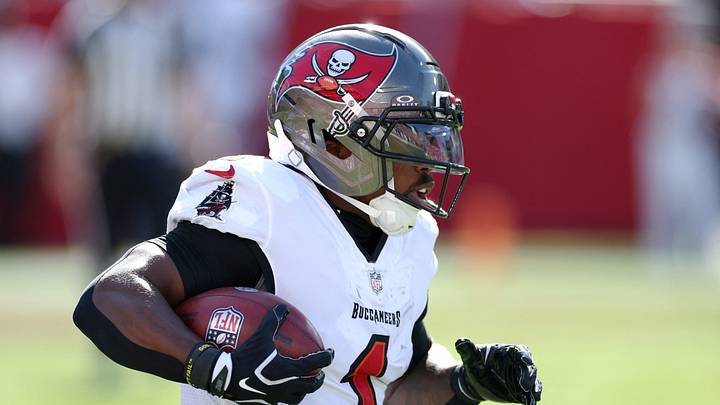 Sep 27, 2026; Tampa, Florida, USA; Tampa Bay Buccaneers running back Kenny Gainwell (1) carries the ball against the Minnesota Vikings during the first quarter at Raymond James Stadium. Mandatory Credit: Matt Pendleton-Imagn Images Sep 27, 2026; Tampa, Florida, USA; Tampa Bay Buccaneers running back Kenny Gainwell (1) carries the ball against the Minnesota Vikings during the first quarter at Raymond James Stadium. Mandatory Credit: Matt Pendleton-Imagn Images