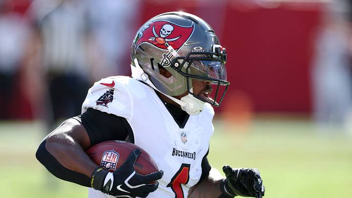 Sep 27, 2026; Tampa, Florida, USA; Tampa Bay Buccaneers running back Kenny Gainwell (1) carries the ball against the Minnesota Vikings during the first quarter at Raymond James Stadium. Mandatory Credit: Matt Pendleton-Imagn Images Sep 27, 2026; Tampa, Florida, USA; Tampa Bay Buccaneers running back Kenny Gainwell (1) carries the ball against the Minnesota Vikings during the first quarter at Raymond James Stadium. Mandatory Credit: Matt Pendleton-Imagn Images