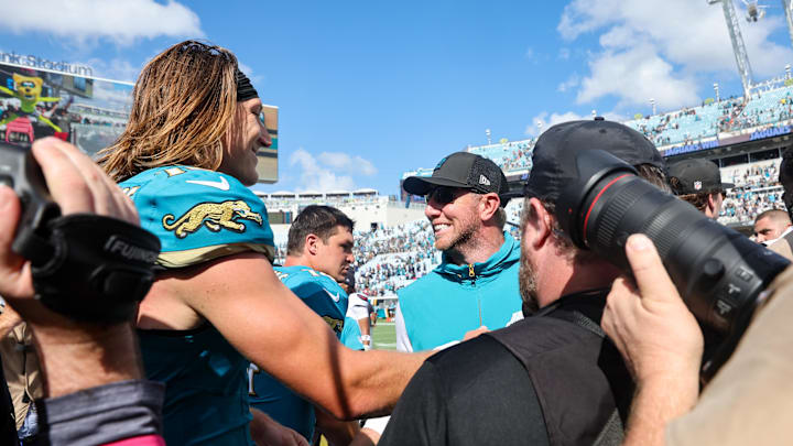 Sep 21, 2025; Jacksonville, Florida, USA; Jacksonville Jaguars head coach Liam Coen and quarterback Trevor Lawrence (16) shake hands after the game at EverBank Stadium. Mandatory Credit: Morgan Tencza-Imagn Images Sep 21, 2025; Jacksonville, Florida, USA; Jacksonville Jaguars head coach Liam Coen and quarterback Trevor Lawrence (16) shake hands after the game at EverBank Stadium. Mandatory Credit: Morgan Tencza-Imagn Images