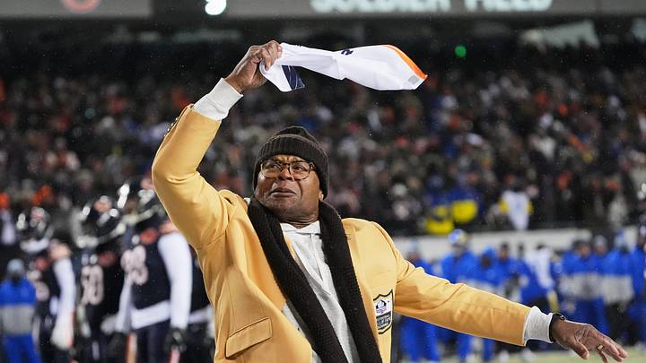 Jan 18, 2026; Chicago, IL, USA; Chicago Bears Hall of Fame linebacker Mike Singletary acknowledges the crowd during the fourth quarter of an NFC Divisional Round game against the Los Angeles Rams at Soldier Field. Mandatory Credit: David Banks-Imagn Images