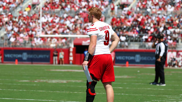 Sep 13, 2025; Tuscaloosa, Alabama, USA; Injured Wisconsin Badgers quarterback Billy Edwards Jr. (9) holds a play sheet from the sidelines during the second quarter against the Alabama Crimson Tide at Saban Field at Bryant-Denny Stadium. Sep 13, 2025; Tuscaloosa, Alabama, USA; Injured Wisconsin Badgers quarterback Billy Edwards Jr. (9) holds a play sheet from the sidelines during the second quarter against the Alabama Crimson Tide at Saban Field at Bryant-Denny Stadium.