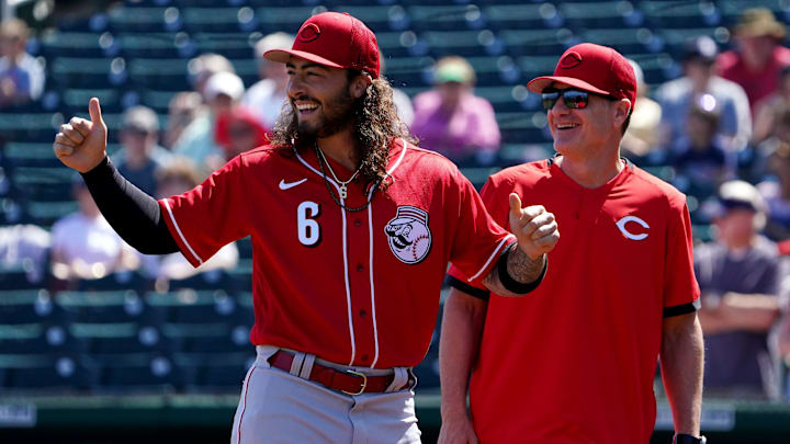 Cincinnati Reds second baseman Jonathan India (6) and Cincinnati Reds manager David Bell