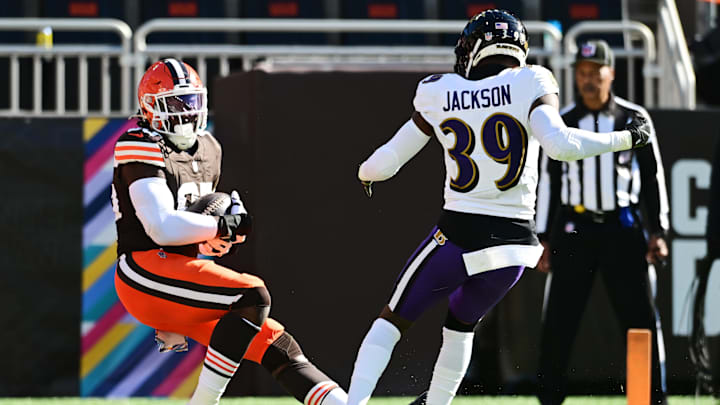 Oct 27, 2024; Cleveland, Ohio, USA; Cleveland Browns tight end David Njoku (85) catches a pass for a touchdown as Baltimore Ravens safety Eddie Jackson (39) defends during the second half at Huntington Bank Field. Mandatory Credit: Ken Blaze-Imagn Images Oct 27, 2024; Cleveland, Ohio, USA; Cleveland Browns tight end David Njoku (85) catches a pass for a touchdown as Baltimore Ravens safety Eddie Jackson (39) defends during the second half at Huntington Bank Field. Mandatory Credit: Ken Blaze-Imagn Images