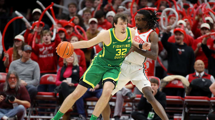 Jan 9, 2025; Columbus, Ohio, USA; Oregon Ducks center Nate Bittle (32) backs down Ohio State Buckeyes forward Aaron Bradshaw (4) during the second half at Value City Arena. Mandatory Credit: Joseph Maiorana-Imagn Images Jan 9, 2025; Columbus, Ohio, USA; Oregon Ducks center Nate Bittle (32) backs down Ohio State Buckeyes forward Aaron Bradshaw (4) during the second half at Value City Arena. Mandatory Credit: Joseph Maiorana-Imagn Images