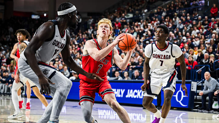 Saint Mary's Gaels guard Joshua Dent (7).