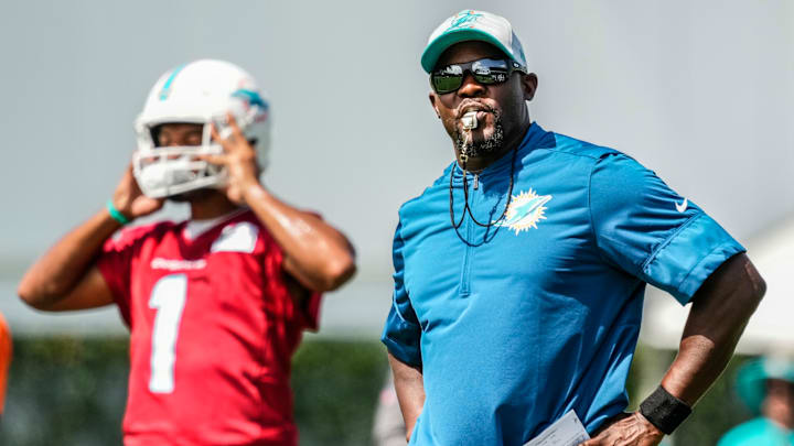 Brian Flores y Tua Tagovailoa son dos piezas importantes en los Dolphins