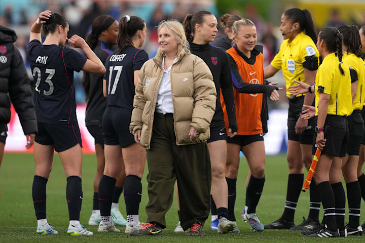 หัวหน้าโค้ชทีมสหรัฐอเมริกา เอ็มมา เฮย์ส บนสนาม