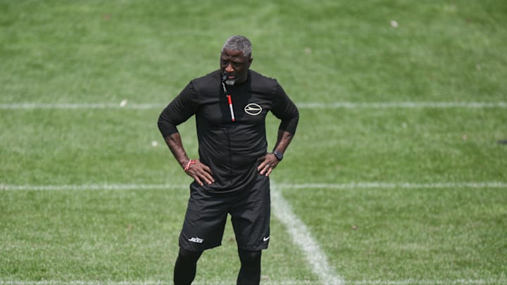 Jun 11, 2025; Florham Park, NY, USA; New York Jets head coach Aaron Glenn looks on during minicamp at Atlantic Health Jets Training Center. Mandatory Credit: John Jones-Imagn Images Jun 11, 2025; Florham Park, NY, USA; New York Jets head coach Aaron Glenn looks on during minicamp at Atlantic Health Jets Training Center. Mandatory Credit: John Jones-Imagn Images