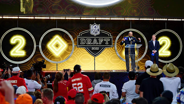 Hall of Famer Franco Harris announces Pittsburgh quaterback Kenny