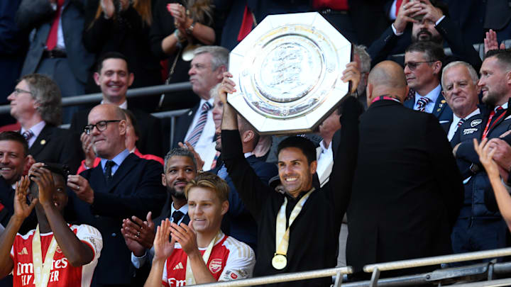 Arteta lifting the shield