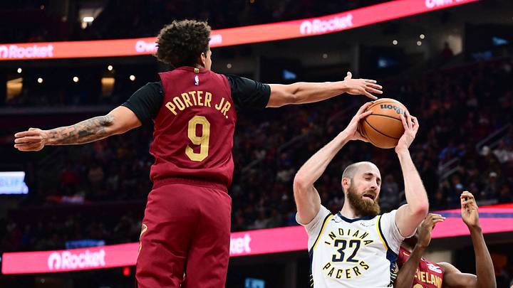 Apr 5, 2026; Cleveland, Ohio, USA; Indiana Pacers center Jay Huff (32) drives to the basket against Cleveland Cavaliers guard Craig Porter Jr. (9) and forward Nae'qwan Tomlin (35) during the second half at Rocket Arena. Mandatory Credit: Ken Blaze-Imagn Images Apr 5, 2026; Cleveland, Ohio, USA; Indiana Pacers center Jay Huff (32) drives to the basket against Cleveland Cavaliers guard Craig Porter Jr. (9) and forward Nae'qwan Tomlin (35) during the second half at Rocket Arena. Mandatory Credit: Ken Blaze-Imagn Images