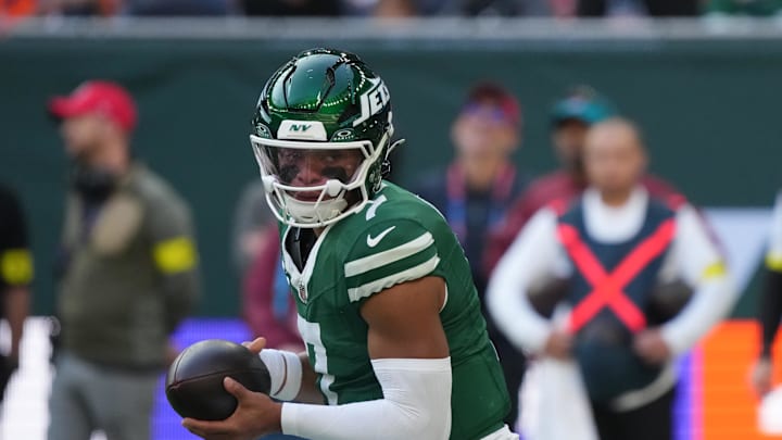 Oct 12, 2025; Tottenham, United Kingdom; New York Jets quarterback Justin Fields (7) in action against the Denver Broncos during an NFL International Series game at Tottenham Hotspur Stadium. Mandatory Credit: Kirby Lee-Imagn Images Oct 12, 2025; Tottenham, United Kingdom; New York Jets quarterback Justin Fields (7) in action against the Denver Broncos during an NFL International Series game at Tottenham Hotspur Stadium. Mandatory Credit: Kirby Lee-Imagn Images