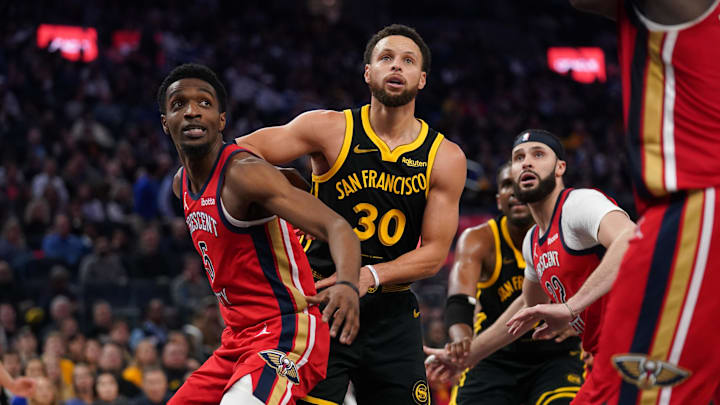 Jan 10, 2024; San Francisco, California, USA; Golden State Warriors guard Stephen Curry (30) battles for position with New Orleans Pelicans forward Herbert Jones (5) in the second quarter at the Chase Center. Mandatory Credit: Cary Edmondson-Imagn Images