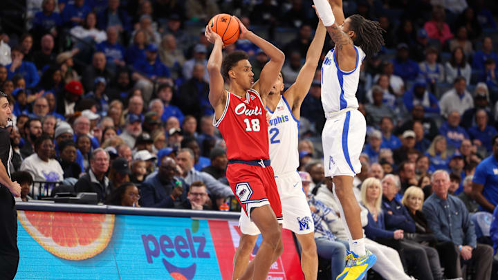 Feb 23, 2025; Memphis, Tennessee, USA; Florida Atlantic Owls forward Baba Miller (18) looks to pass against Memphis Tigers guard Tyrese Hunter (11) during the first half at FedExForum. Mandatory Credit: Wesley Hale-Imagn Images Feb 23, 2025; Memphis, Tennessee, USA; Florida Atlantic Owls forward Baba Miller (18) looks to pass against Memphis Tigers guard Tyrese Hunter (11) during the first half at FedExForum. Mandatory Credit: Wesley Hale-Imagn Images