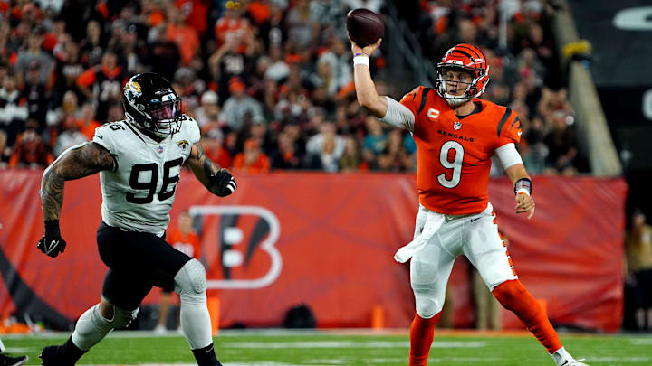 Cincinnati Bengals quarterback Joe Burrow (9) throws a touchdown pass to Cincinnati Bengals tight