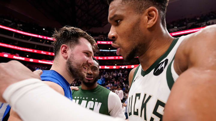 Giannis Antetokounmpo y Luka Doncic, en un juego de los Milwaukee Bucks vs. Dallas Mavericks