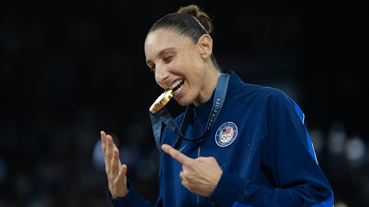 Diana Taurasi luciendo su medalla de oro en Paris 2024