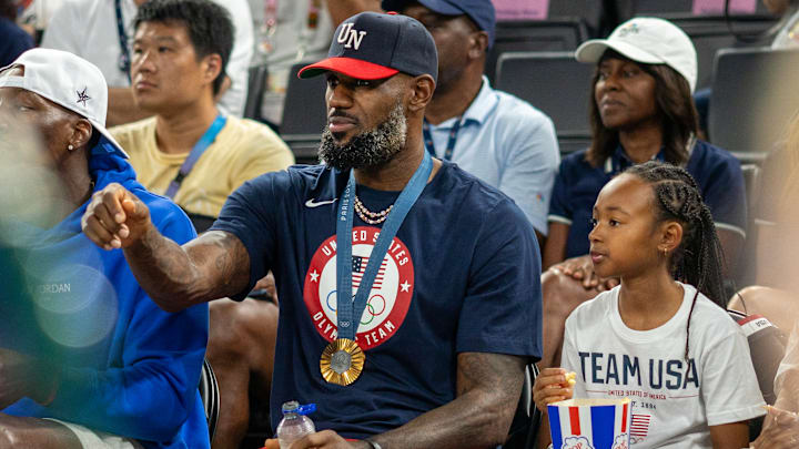 LeBron James y su hija Zhuri Nova James, en los Juegos Olímpicos de París 2024
