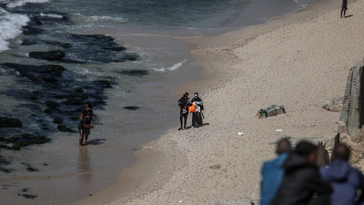 Displaced Palestinians attempt returning to northern Gaza Strip