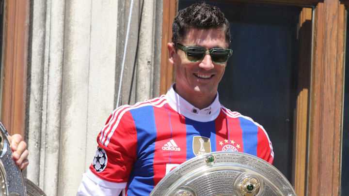 Robert Lewandowski con una camiseta blaugrana del Bayern 