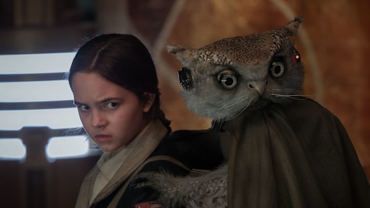 Fern (Ryan Kiera Armstrong) and Kh'yym (Voiced by Alia Shawkat) in Lucasfilm’s STAR WARS: SKELETON CREW, exclusively on Disney+. Photo by Matt Kennedy. ©2024 Lucasfilm Ltd. & TM. All Rights Reserved.