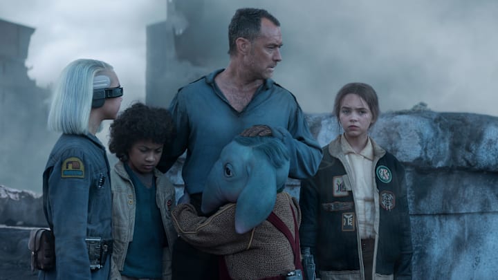 KB (Kyriana Kratter), Wim (Ravi Cabot- Conyers), Jod (Jude Law) Neel (Robert Timothy Smith) and Fern (Ryan Kiera-Armstrong) in Lucasfilm’s STAR WARS: SKELETON CREW, exclusively on Disney+. Photo by Matt Kennedy. ©2024 Lucasfilm Ltd. & TM. All Rights