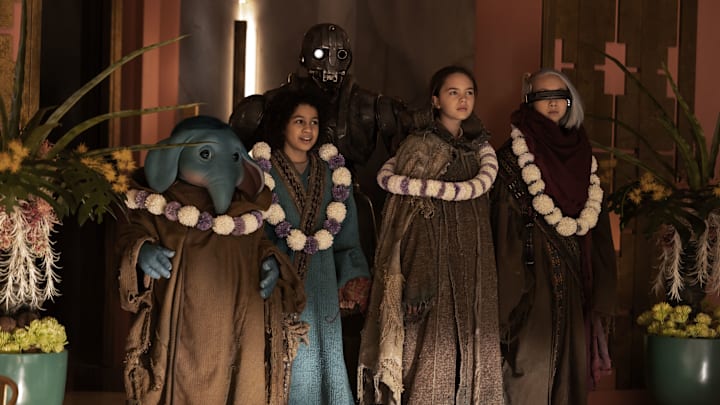 (L-R) Neel (Robert TImothy Smith), Wim (Ravi Cabot-Conyers), SM-33 (Nick Frost), Fern (Ryan Kiera Armstrong) and KB (Kyriana Kratter) in Lucasfilm’s STAR WARS: SKELETON CREW, exclusively on Disney+. Photo by Matt Kennedy. ©2024 Lucasfilm Ltd. & TM. All Rights Reserved.