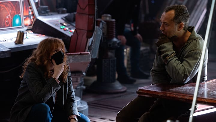 (L-R) Bryce Dallas Howard and Jude Law on the set of Lucasfilm's STAR WARS: SKELETON CREW, exclusively on Disney+. ©2024 Lucasfilm Ltd. & TM. All Rights Reserved.