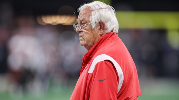 Jan 8, 2023; Atlanta, Georgia, USA; Tampa Bay Buccaneers assistant coach Tom Moore on the sideline against the Atlanta Falcons in the second half at Mercedes-Benz Stadium. Mandatory Credit: Brett Davis-Imagn Images