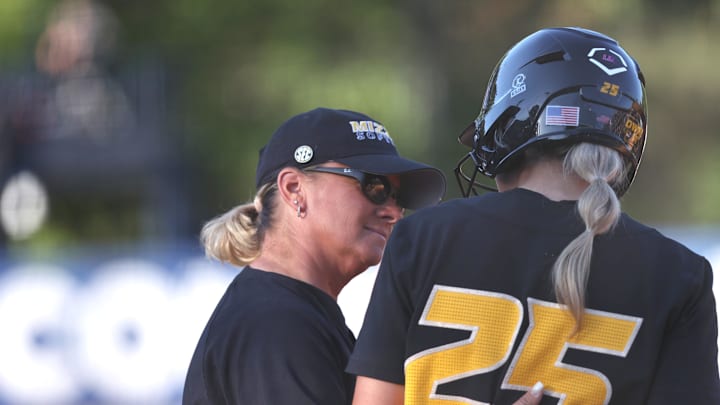 May 9, 2024; Auburn, AL, USA;  Missouri Tigers head coach Larissa Anderson talks to outfielder Alex Honnold (25) during the game against the Florida Gators in the SEC Softball Championship at Jane B. Moore Field. Mandatory Credit: John Reed-Imagn Images