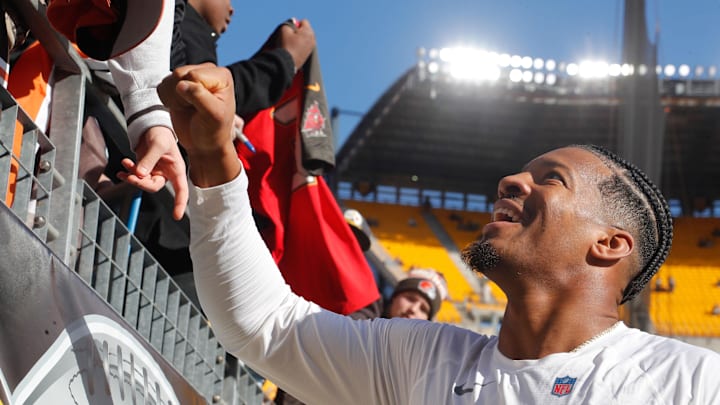 Dec 8, 2024; Pittsburgh, Pennsylvania, USA; Cleveland Browns quarterback Jameis Winston (5) greets fans after warm-ups against the Pittsburgh Steelers at Acrisure Stadium. Mandatory Credit: Charles LeClaire-Imagn Images Dec 8, 2024; Pittsburgh, Pennsylvania, USA; Cleveland Browns quarterback Jameis Winston (5) greets fans after warm-ups against the Pittsburgh Steelers at Acrisure Stadium. Mandatory Credit: Charles LeClaire-Imagn Images