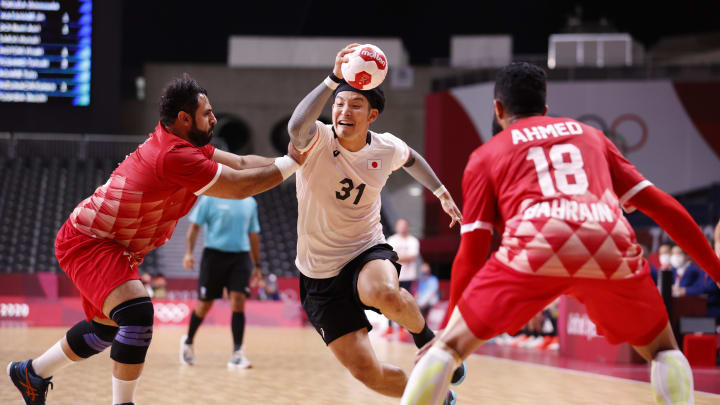 Jul 30, 2021; Tokyo, Japan; Team Japan left back Tatsuki Yoshino (31) controls the ball against Bahrain in group B play during the Tokyo 2020 Olympic Summer Games at Yoyogi National Stadium. Mandatory Credit: Yukihito Taguchi-USA TODAY Sports Jul 30, 2021; Tokyo, Japan; Team Japan left back Tatsuki Yoshino (31) controls the ball against Bahrain in group B play during the Tokyo 2020 Olympic Summer Games at Yoyogi National Stadium. Mandatory Credit: Yukihito Taguchi-USA TODAY Sports