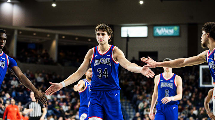 Gonzaga Bulldogs forward Braden Huff (34).