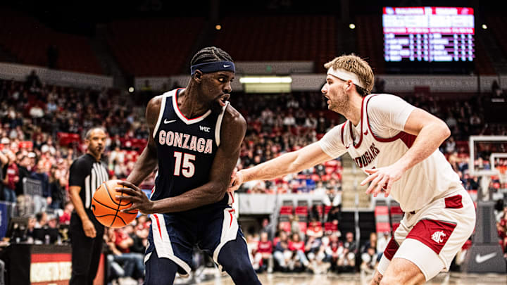Gonzaga Bulldogs forward Graham Ike (15).