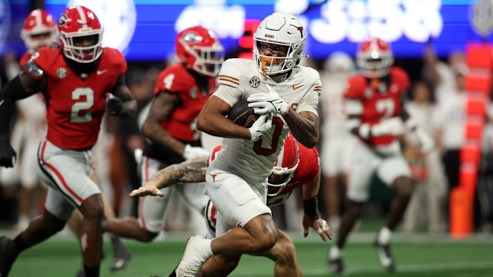 Texas Longhorns wide receiver DeAndre Moore Jr. (0) makes a touchdown catch against the Georgia Bulldogs during the second half Texas Longhorns wide receiver DeAndre Moore Jr. (0) makes a touchdown catch against the Georgia Bulldogs during the second half