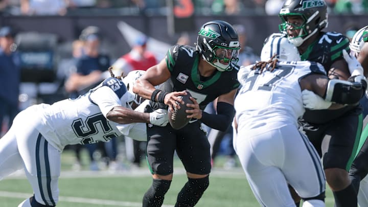 Oct 5, 2025; East Rutherford, New Jersey, USA; New York Jets quarterback Justin Fields (7) is sacked by Dallas Cowboys defensive end James Houston (53) during the first half at MetLife Stadium. Mandatory Credit: Vincent Carchietta-Imagn Images Oct 5, 2025; East Rutherford, New Jersey, USA; New York Jets quarterback Justin Fields (7) is sacked by Dallas Cowboys defensive end James Houston (53) during the first half at MetLife Stadium. Mandatory Credit: Vincent Carchietta-Imagn Images