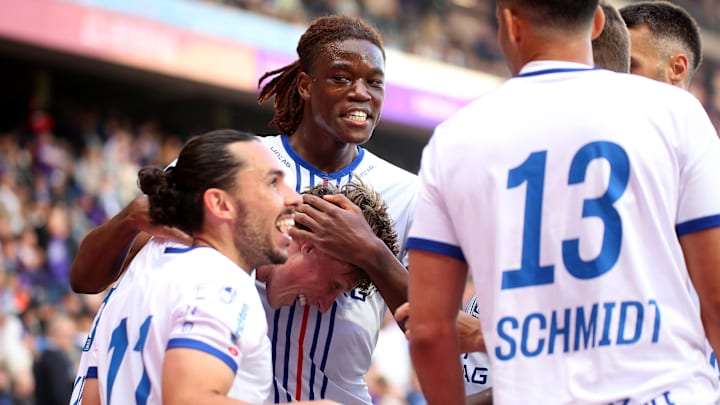 Elias Bakatukanda (mittig)