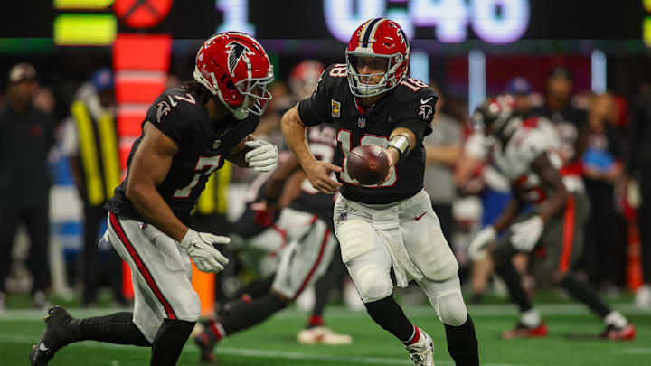 Oct 3, 2024; Atlanta, Georgia, USA; Atlanta Falcons quarterback Kirk Cousins (18) hands the ball off to running back Bijan Robinson (7) against the Tampa Bay Buccaneers in the first quarter at Mercedes-Benz Stadium. Mandatory Credit: Brett Davis-Imagn Images