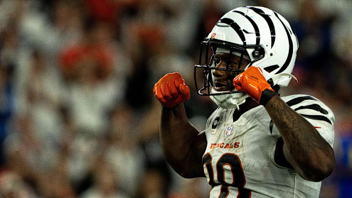 Cincinnati Bengals running back Joe Mixon (28) flexes in the fourth quarter of the NFL game between