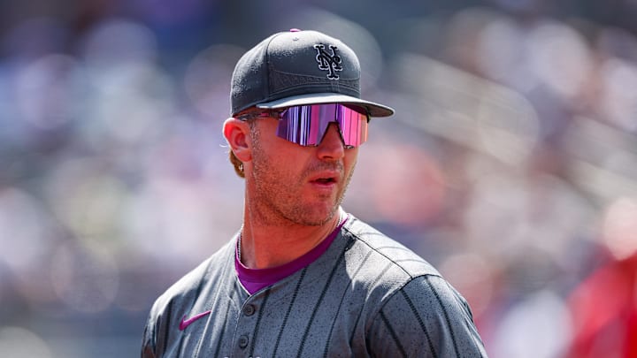 Jul 20, 2025; New York City, New York, USA; New York Mets first baseman Pete Alonso (20) looks back during the seventh inning against the Cincinnati Reds at Citi Field. Mandatory Credit: Vincent Carchietta-Imagn Images Jul 20, 2025; New York City, New York, USA; New York Mets first baseman Pete Alonso (20) looks back during the seventh inning against the Cincinnati Reds at Citi Field. Mandatory Credit: Vincent Carchietta-Imagn Images