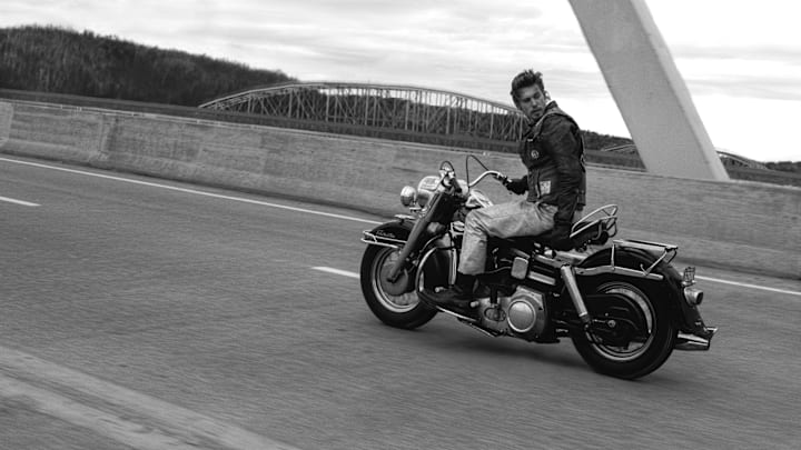 Austin Butler as “Benny” in 20th Century Studios’ THE BIKERIDERS. Photo credit: Kyle Kaplan. All Rights Reserved.