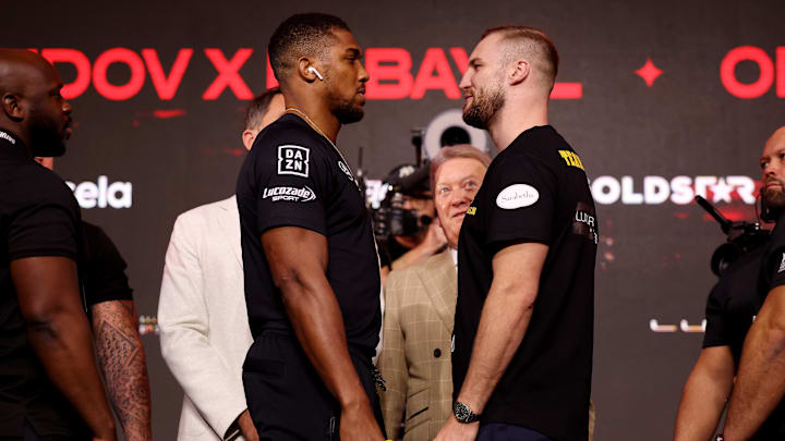Anthony Joshua y Otto Wallin en la presentación de su pelea ante el público 