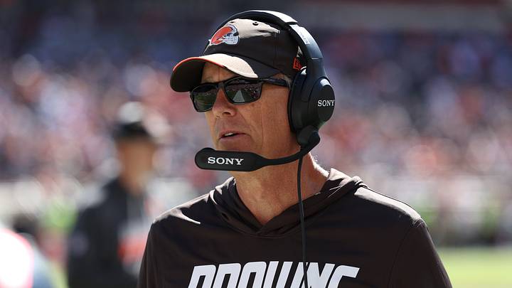 Sep 27, 2026; Cleveland, Ohio, USA; Cleveland Browns head coach Todd Monken looks on during the second quarter against the Carolina Panthers çat Huntington Bank Field. Mandatory Credit: Scott Galvin-Imagn Images Sep 27, 2026; Cleveland, Ohio, USA; Cleveland Browns head coach Todd Monken looks on during the second quarter against the Carolina Panthers çat Huntington Bank Field. Mandatory Credit: Scott Galvin-Imagn Images